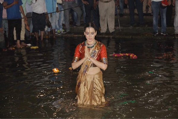 कंगना ने लगायी गंगा में डुबकी