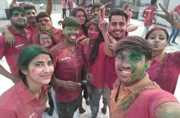 हिमकॉम स्टूडेंट्स ने मनाई होली