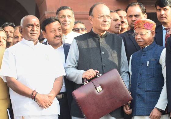 विनिवेश के जरिए रिकार्ड एक लाख करोड़ रुपये जुटाने की उम्मीद
