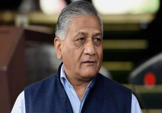 इराक से 38 भारतीयों के अवशेष लेकर भारत पहुंचे वीके सिंह