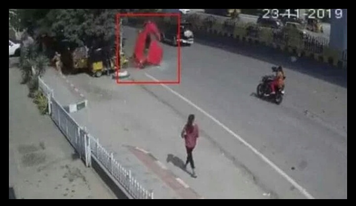 फ्लाईओवर से उड़ते हुए सड़क पर आ गिरी कार… मोतियों के शहर से दिलदहला देने वाली तस्वीर…