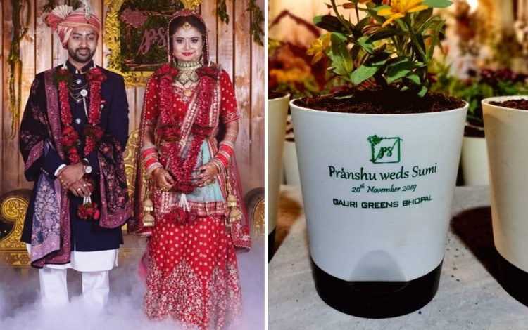 शादी के निमंत्रण में कार्ड के लिए बटे गमले!
