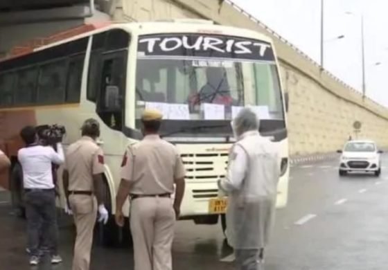 दिल्ली आ रहे थे 14 जापानी टूरिस्ट, पुलिस ने बस को UP बॉर्डर पर रोका
