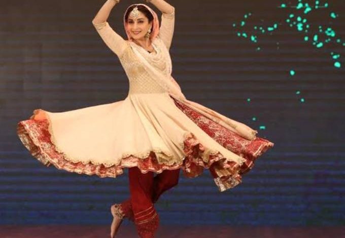 पैरों में घुंघरू बांध कर माधुरी दीक्षित, ने मचाया धमाल