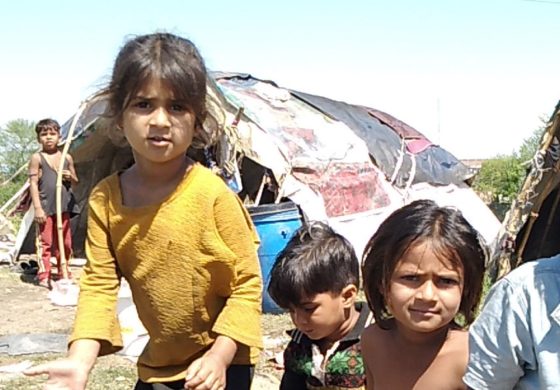 लॉकडाउन मे जिंदा रहने के लिए संघर्ष करते बच्चे !….