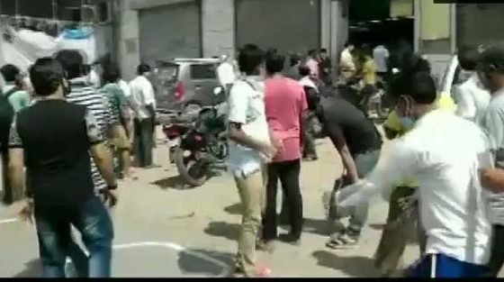 दिल्ली में खुली शराब की दुकानें, इतनी भीड़ उमड़ी की करनी पड़ी बंद