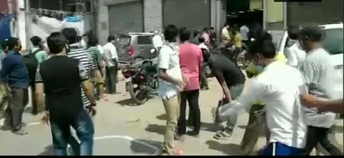 दिल्ली में खुली शराब की दुकानें, इतनी भीड़ उमड़ी की करनी पड़ी बंद