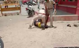 जॉर्ज फ़्लॉयड' की तर्ज़ पर सिपाही का एक शख़्स की गर्दन दबाने की पूरी कहानी…