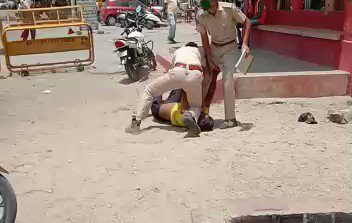 जॉर्ज फ़्लॉयड' की तर्ज़ पर सिपाही का एक शख़्स की गर्दन दबाने की पूरी कहानी…