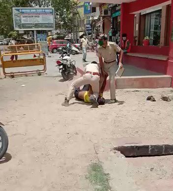 जॉर्ज फ़्लॉयड' की तर्ज़ पर सिपाही का एक शख़्स की गर्दन दबाने की पूरी कहानी…