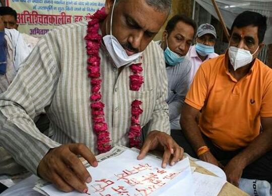 विधायक ने मुख्यमंत्री को खून से खत लिखकर की ऐसी मांग, तीन दिन से दे रहे हैं धरना