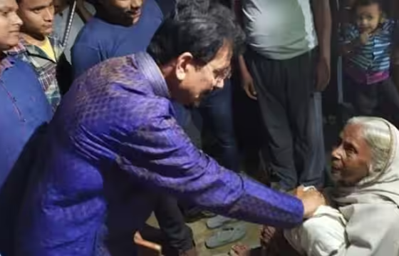 टीएमसी  के दिग्गज नेता ने अप्रैल के भीषण गर्मी में बांटे कंबल
