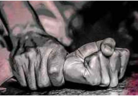 नींद में महिला से दुष्कर्म, अश्लील वीडियों बनाकर किया ब्लैकमेल