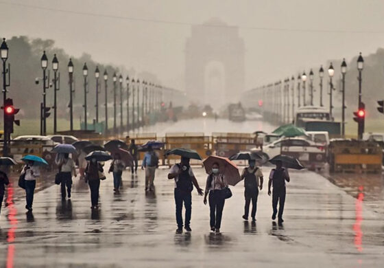 झमाझम बारिश मौसम हुआ मस्ताना.