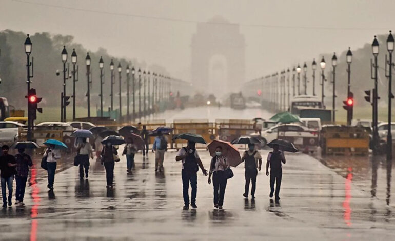 झमाझम बारिश मौसम हुआ मस्ताना.